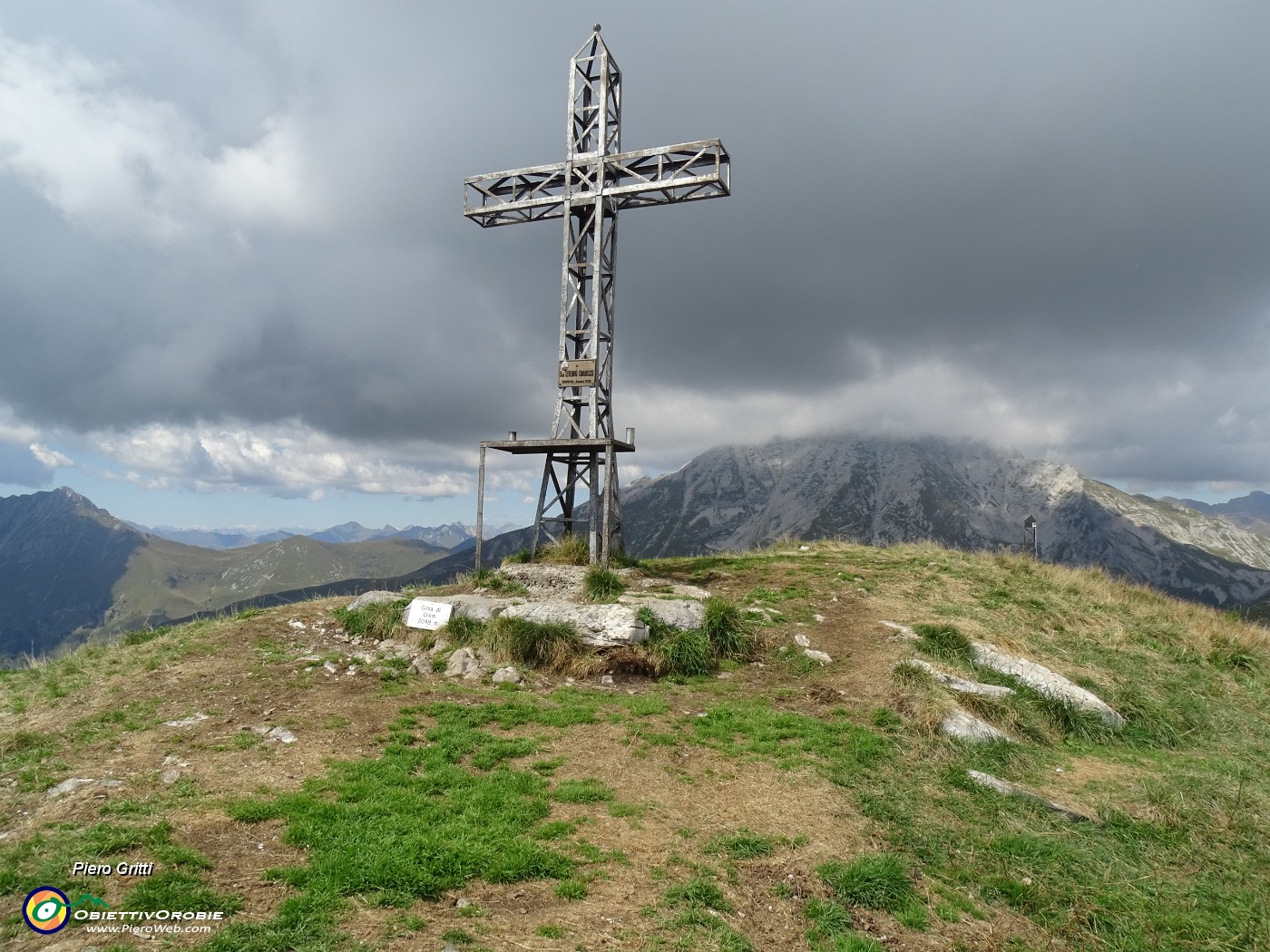 53 Alla croce di vetta di Cima Grem (2049 m) raggiunta numerose volte dal versante sud.JPG